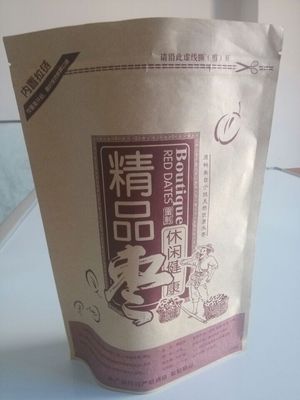 Kraftpapier-Trockenfrüchte stehen oben Beutel