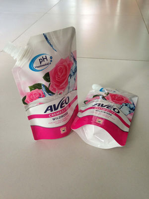 Die lamellierten herausgespritzten Beutel, die Polytaschen für Sojabohnen-Milch verpacken, stehen oben Tüllen-Beutel