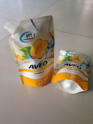 Die lamellierten herausgespritzten Beutel, die Polytaschen für Sojabohnen-Milch verpacken, stehen oben Tüllen-Beutel