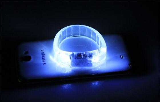 Kundenspezifische Armband-Blasen-Karte/Glühen des Kinderspielzeug-LED blinkende in den dunklen Manschetten