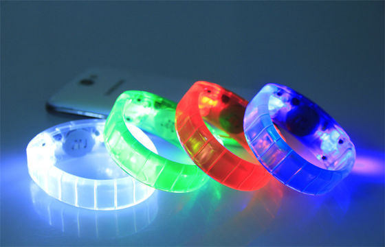 Kundenspezifische Armband-Blasen-Karte/Glühen des Kinderspielzeug-LED blinkende in den dunklen Manschetten