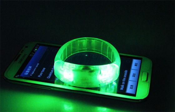 Kundenspezifische Armband-Blasen-Karte/Glühen des Kinderspielzeug-LED blinkende in den dunklen Manschetten