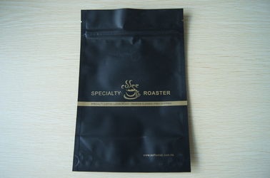 Kaffeebohne, die den schwarzen verpackenden Folien-Mattbeutel verpackt, stehen oben Entgasungsventil