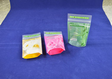 Kleine lamelliert stehen oben den Beutel, der mit wiederverschließbarem Reißverschluss verpackt