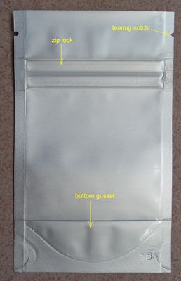 Trockene Frucht-Folien-Taschen mit Reißverschluss stehen oben Beutel mit transparentem Fenster